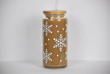 Load image into Gallery viewer, A glass can with a bamboo lid and glass straw. Decorating the can are white snowflakes and small white dots of snow.
