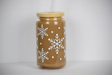 Load image into Gallery viewer, A glass can with a bamboo lid and glass straw. Decorating the can are white snowflakes and small white dots of snow.
